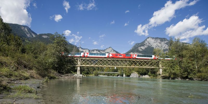 Glacier Express im Rheintal