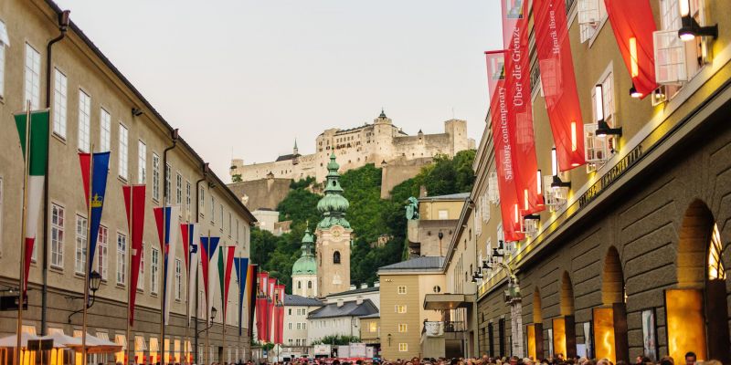 Salzburg Vor dem Festspielhaus
