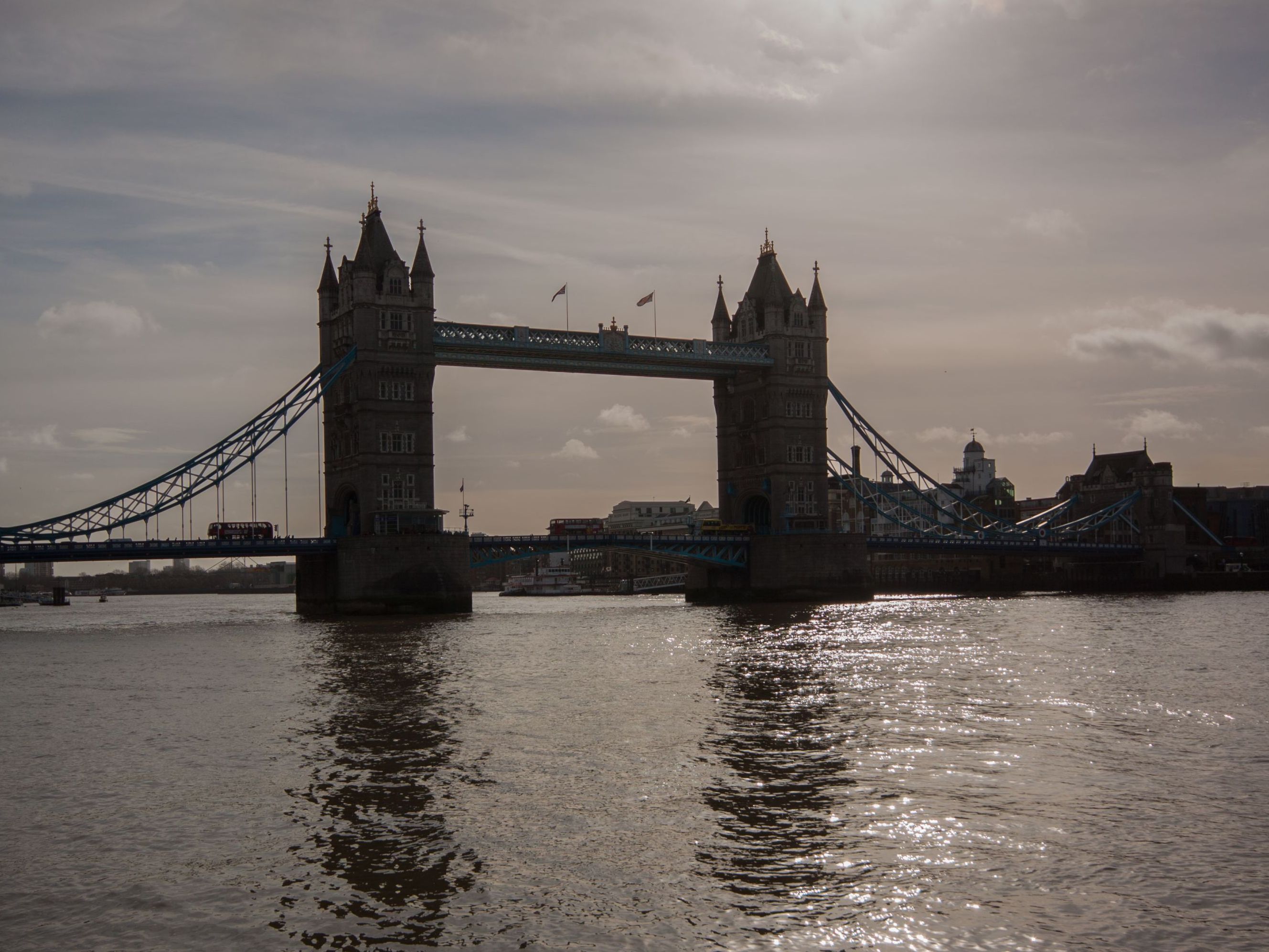 London Tower Bridge am Morgen